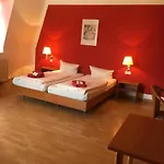 Ryde & Hyde Budget Hotel